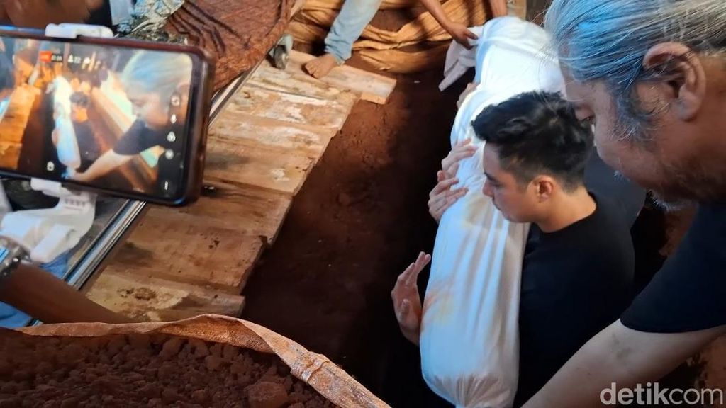Prosesi permakaman ayah Baim Wong di Purwakarta